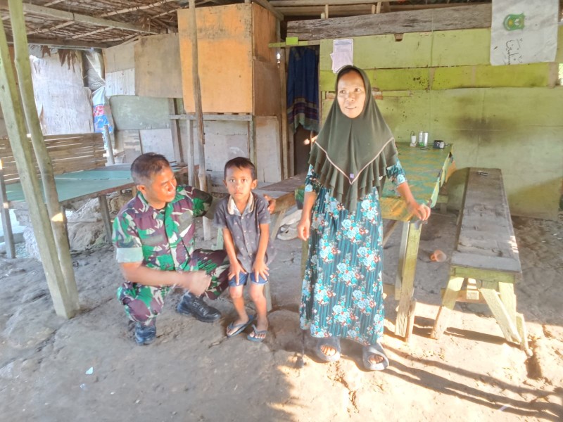 Sertu L. Syahdanur Laksanakan Pengecekan Anak Stunting di Kampung Empang Pandan, Koto Gasib