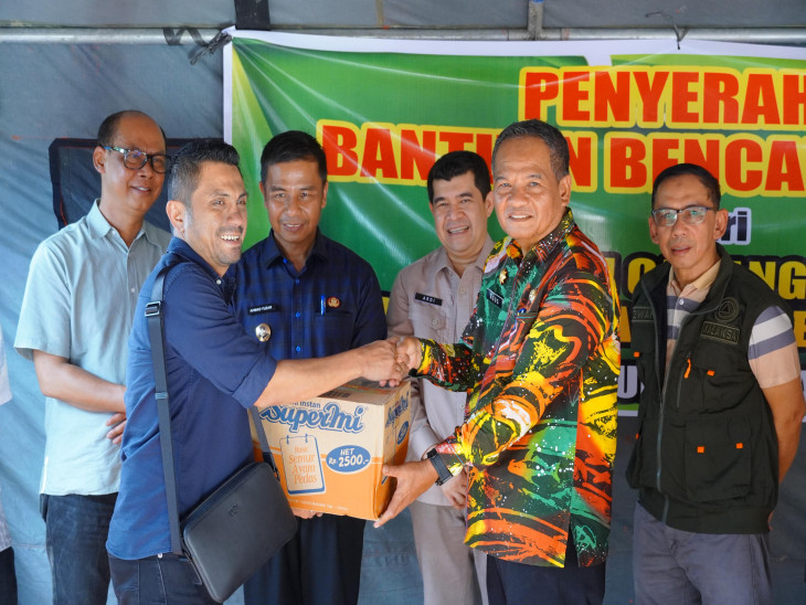 Bupati Kampar Terima Bantuan Siaga Bencana dari GAPKI Riau