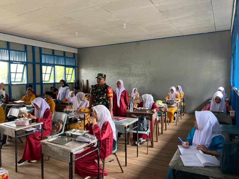 Babinsa Koramil 06/Kateman Kembali Berikan Pendampingan Makan Bergizi Gratis di Sekolah