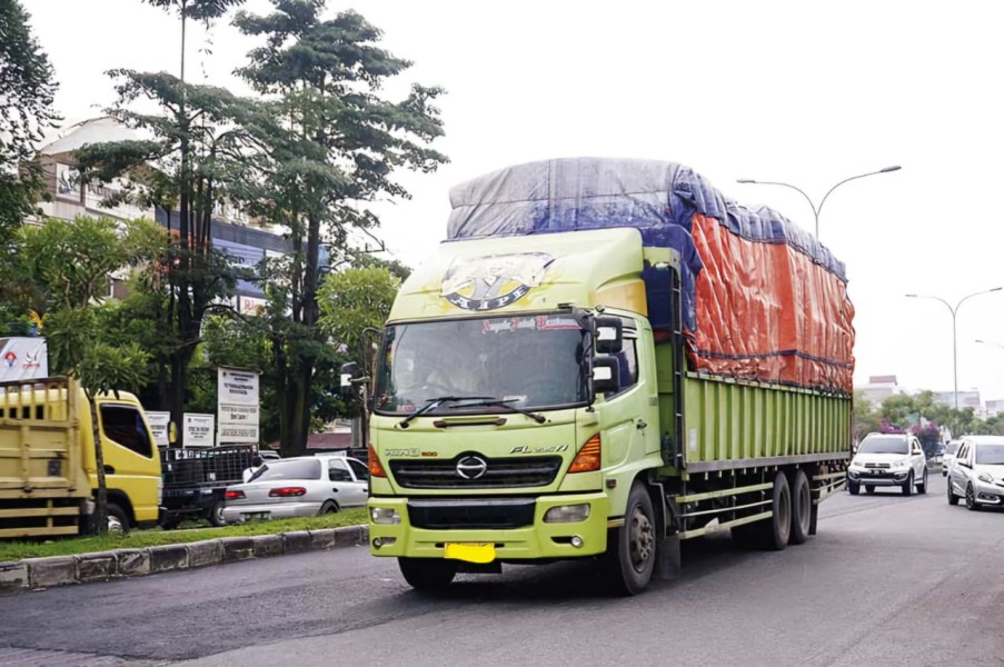 Truk Berat Masih Bebas Melintas di Jalan Sudirman Pekanbaru, Pengawasan Dinilai Lemah