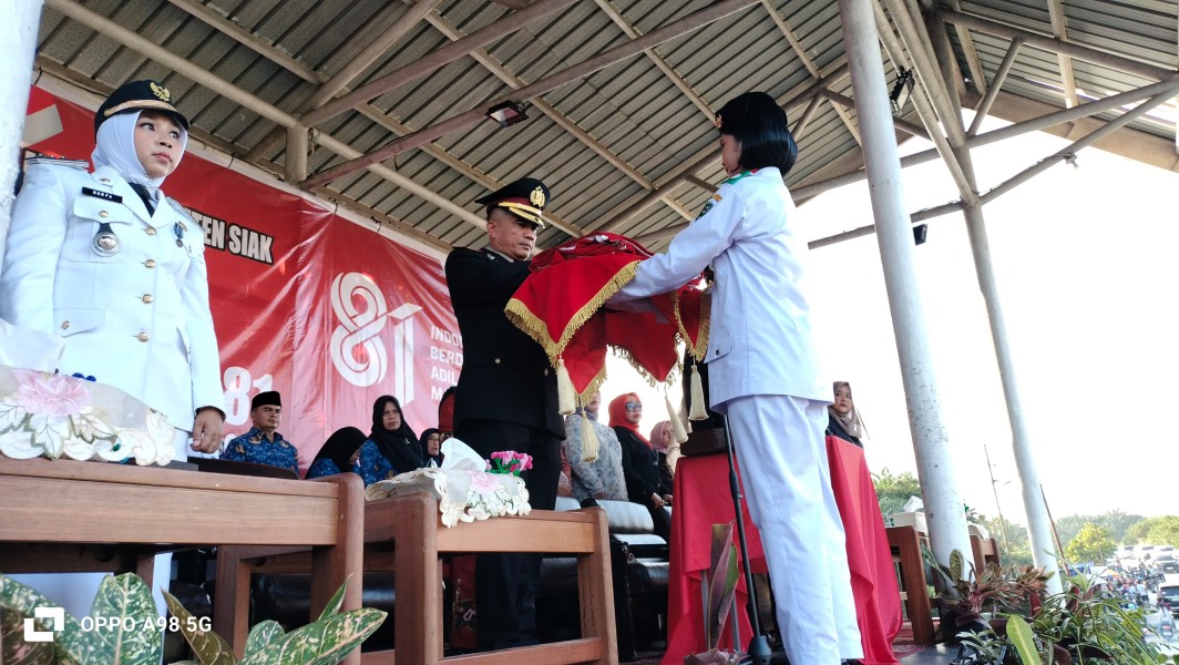 Kapolsek Minas Pimpin Upacara Penurunan Bendera HUT ke-81 RI, Pastikan Seluruh Rangkaian Berjalan Khidmat dan Lancar