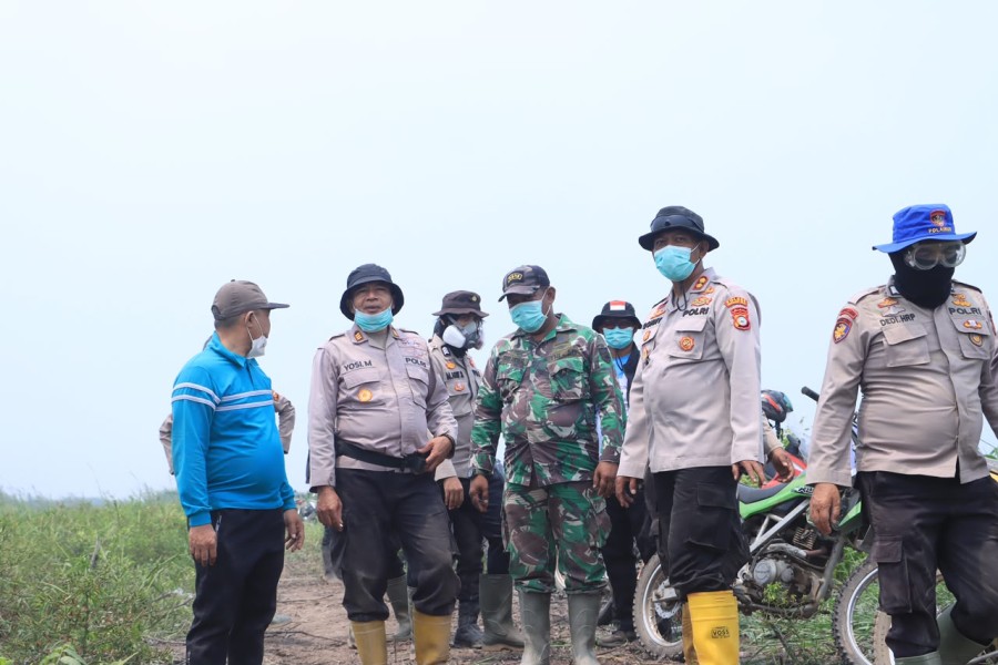 Kapolres Inhil Pimpin Pemadaman dan Pendinginan Hotspot di Desa Kayu Raja