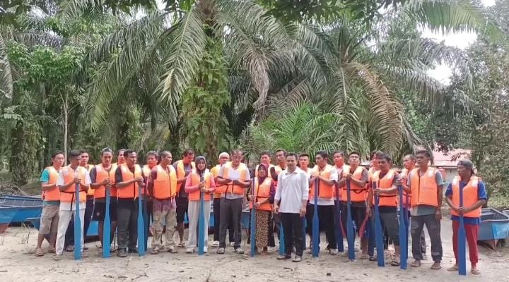 Tingkatkan Produktivitas Nelayan, Wakil Ketua DPRD Kampar Sunardi DS Serahkan Bantuan Sarana Perikanan