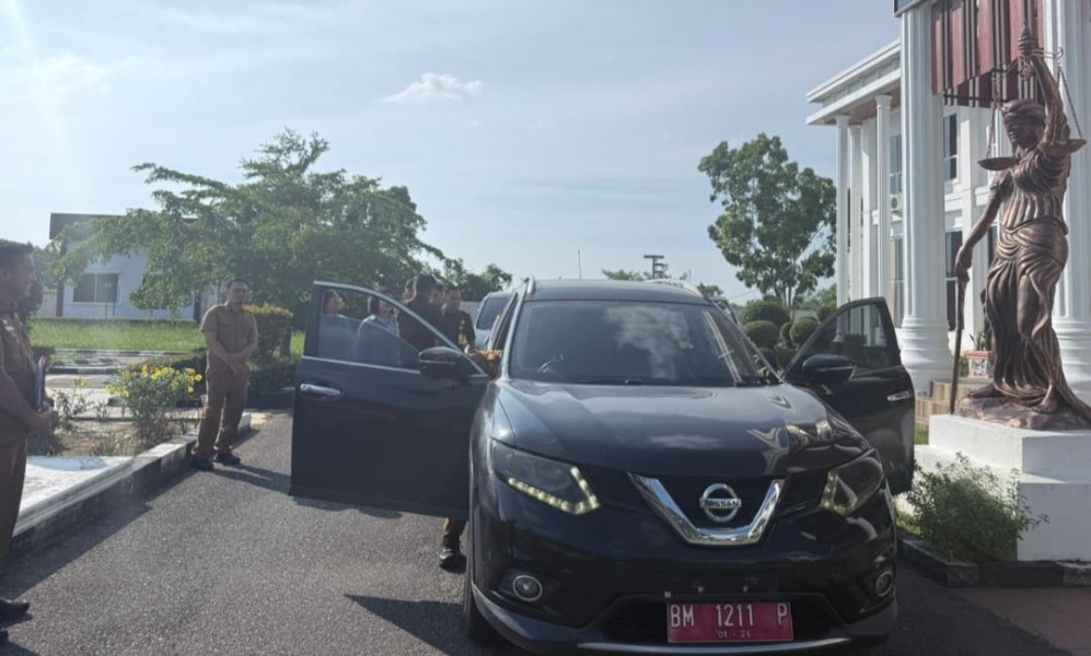 Dukung Penertiban Aset, Kejari Rohil Serahkan Dua Mobil Dinas ke Pemkab