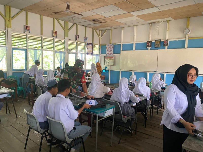 Dukung Generasi Sehat dan Cerdas, Babinsa  di Kateman Kawal Program MBG