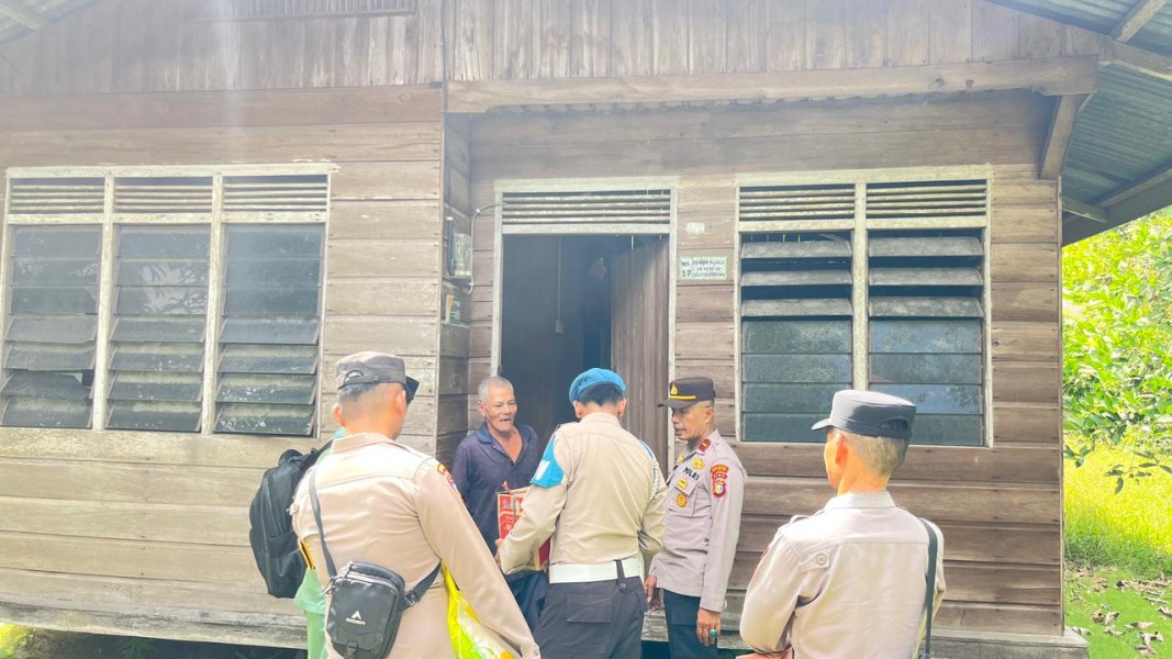 Polsek Sabak Auh Salurkan 5 Paket Sembako untuk Warga Kurang Mampu Sambut HUT Bhayangkara ke-80