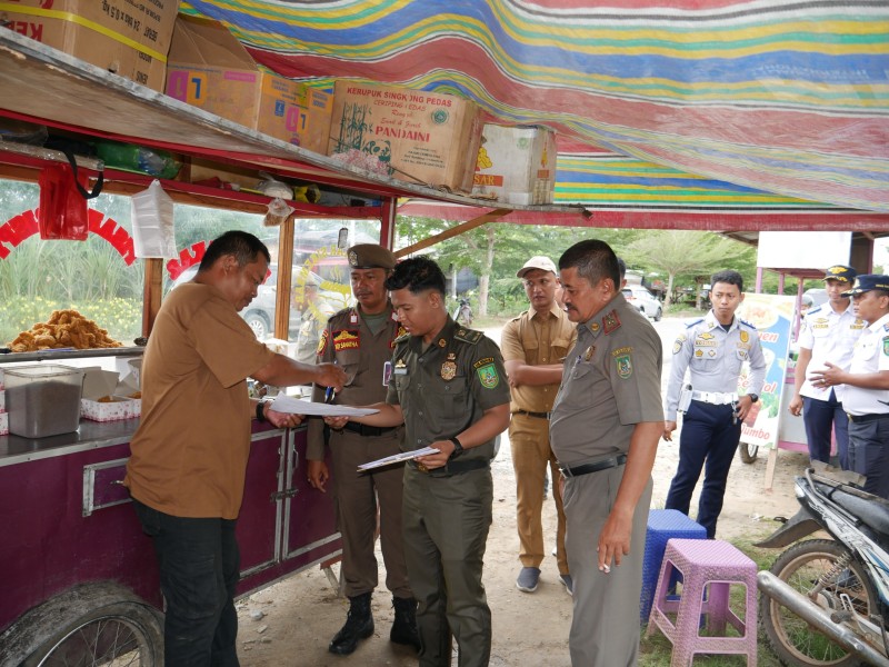 Pemkab Rohil Serius Tata Kawasan, Satpol PP Serahkan Teguran Ketiga kepada PKL Bundaran Pedamaran