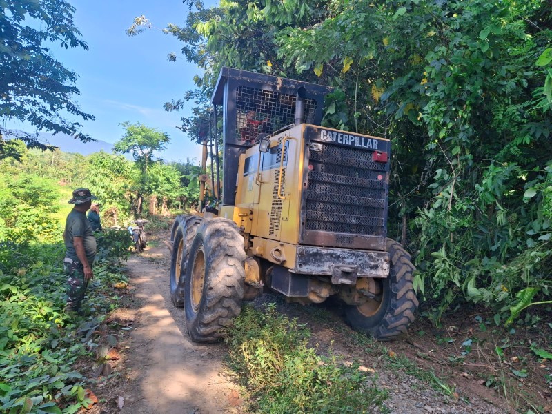 Optimalkan Pelebaran dan Pengerasan Jalan Pertanian, Motor Grader Dikerahkan ke Lokasi TMMD Ke-129 Reguler Kodim 0102/Pidie