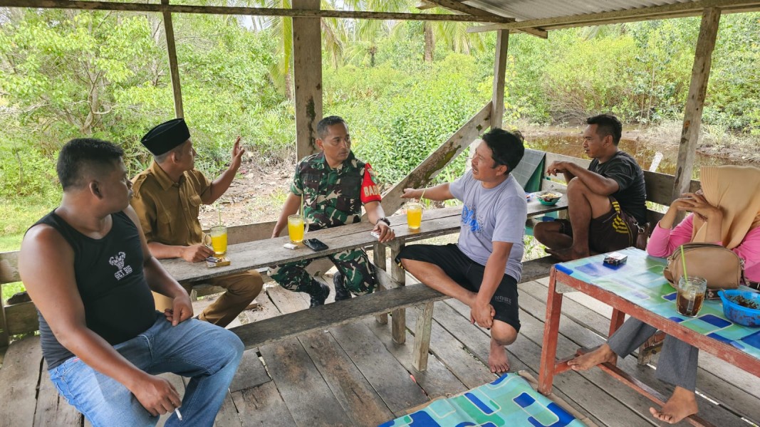 Babinsa Koramil 06/Kateman Intensifkan Silaturahmi Lewat Pengawasan SDM