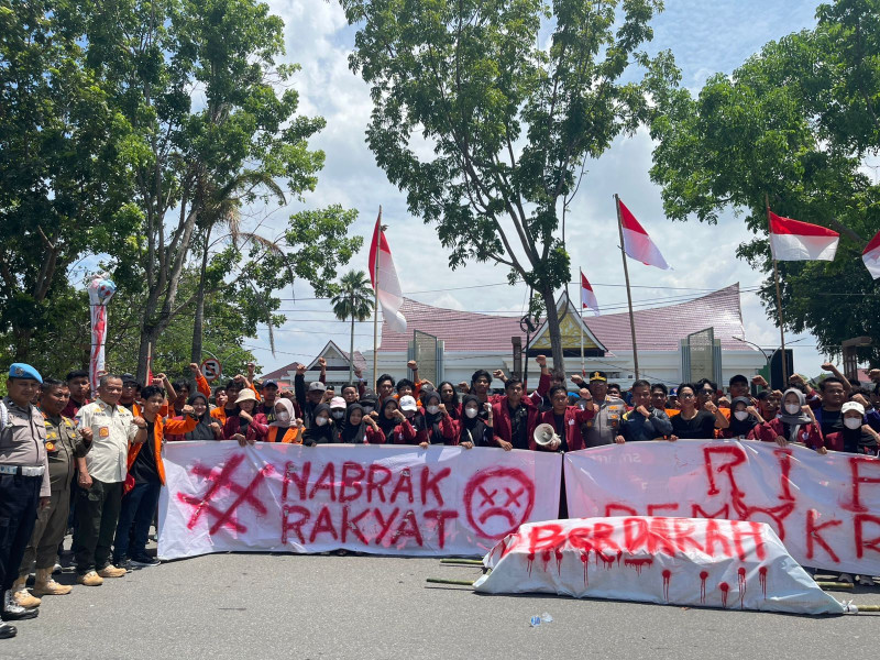 Spanduk Putih 'RIP Demokrasi' Warnai Demo Mahasiswa di Depan DPRD Kampar