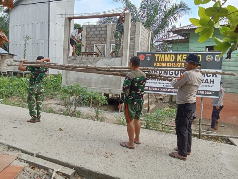 TMMD ke-129 Kodim 0313/KPR: Gotong Royong Kerjakan Pembangunan MCK Masjid Al-Hijrah di Dusun 1 Capai. Progres 70%
