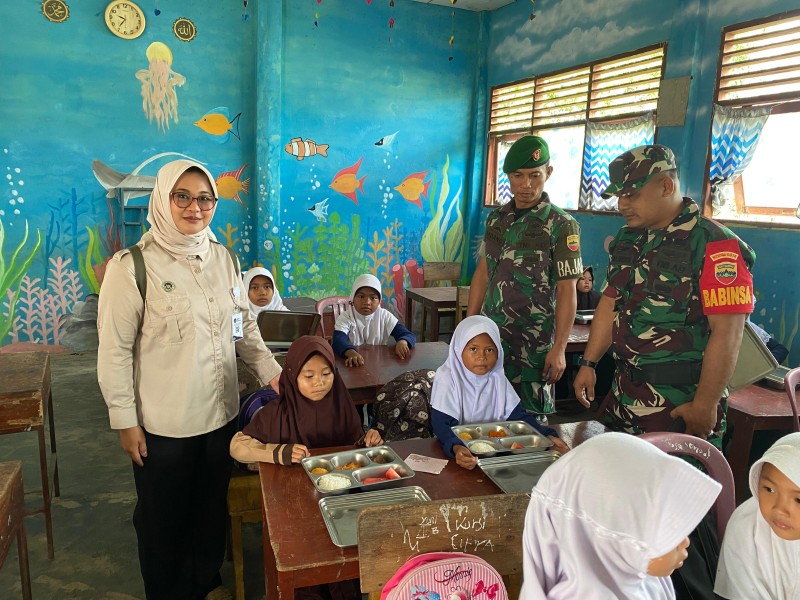 Dukung Peningkatan Gizi Anak, Babinsa Koramil 06/Kateman Kembali Dampingi Kegiatan Makan Sehat Bergizi