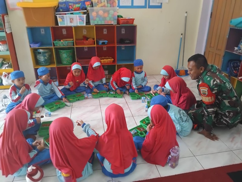 Dukung Program Makanan Bergizi Untuk Para Siswa, Koramil 04/Perawang Rutin Bantu Salurkan