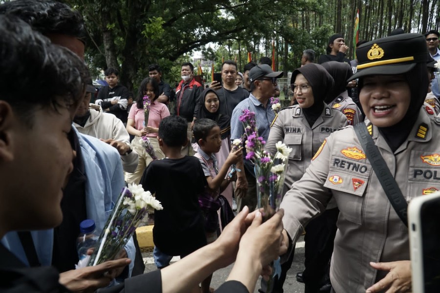 Hari Jadi Polwan Ke 77, Polwan Polda Riau Bagikan Bunga ke Pendemo