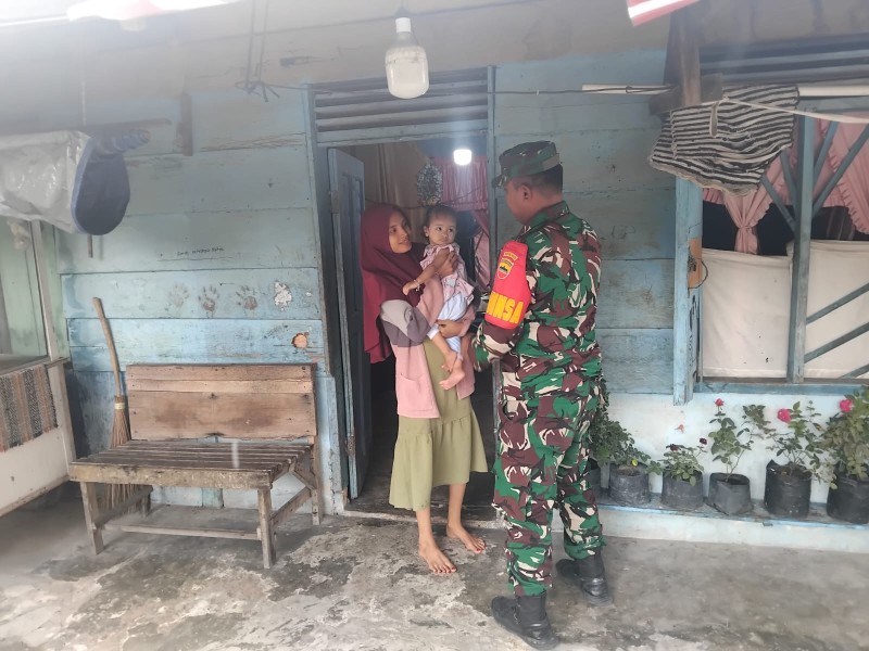 Babinsa Kopda Gunariadi, Laksanakan Pengecekan Anak Stunting di Perawang Barat