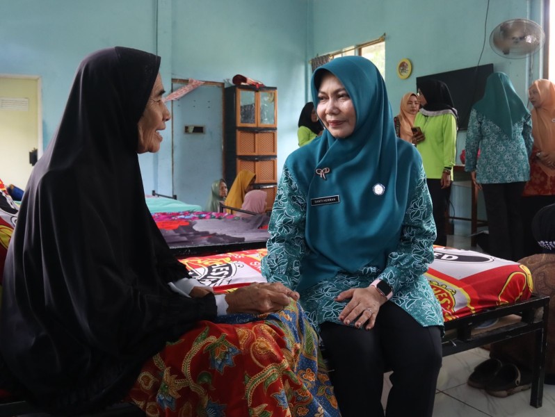 Tak Sekadar Beri Bantuan, Ketua TP PKK Inhil Dengarkan Curhat Para Lansia