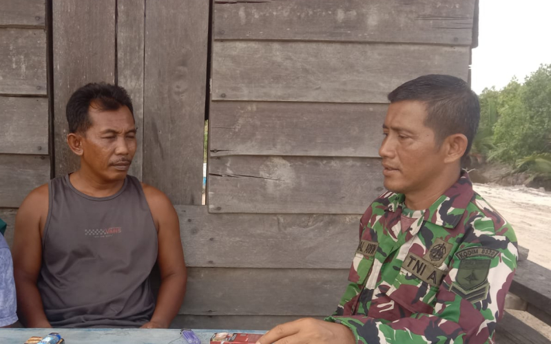 Babinsa Basilam Baru Ajak Warga Jaga Kamtibmas Lewat Komsos di Sungai Sembilan