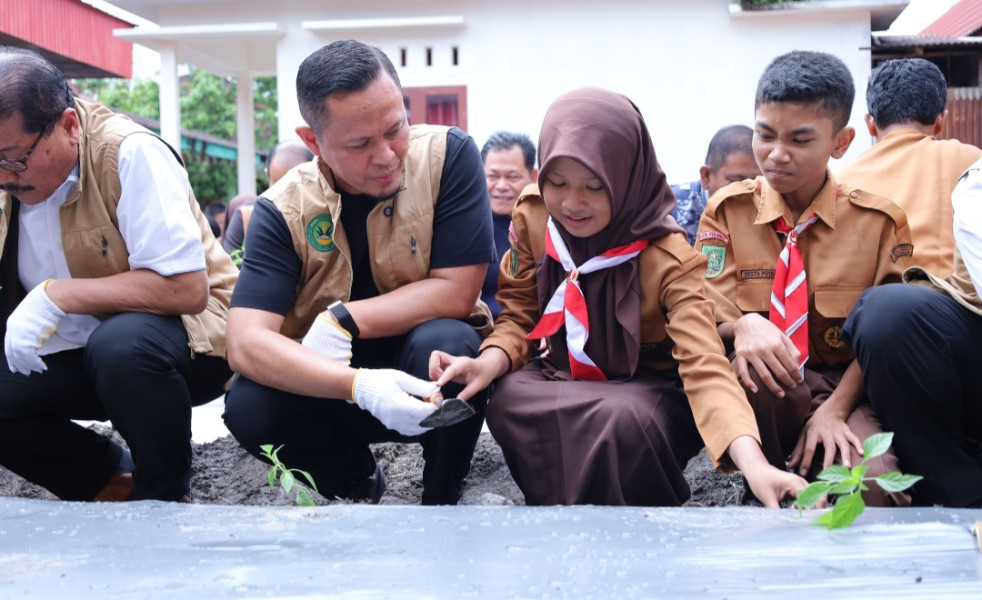 Bersama Dirjen Otda Kemendagri, Wako Agung Tanam Cabai di SMPN 8 Pekanbaru