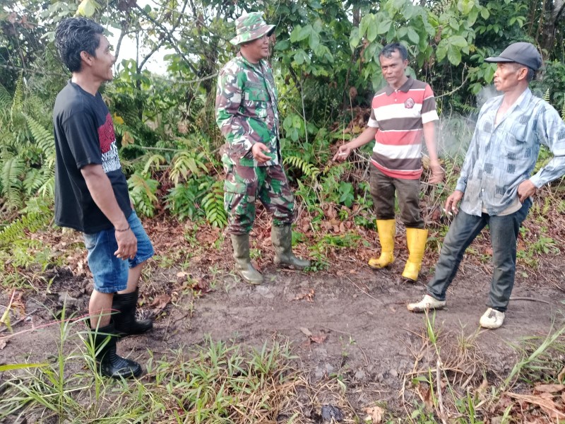 Sertu Sugiarto Laksanakan Patroli Karhutla di Kampung Rantau Bertuah, Situasi Aman Terkendali