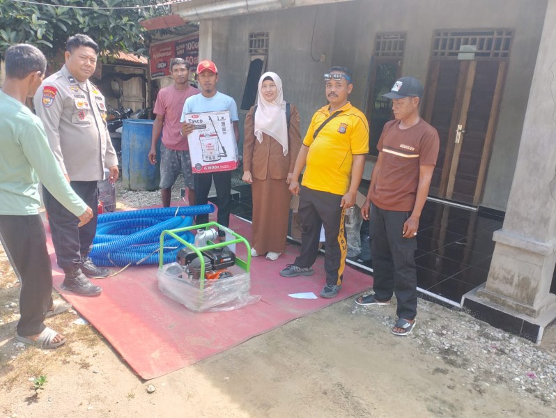 Dukung Swasembada Pangan Nasional, Polsek Minas Serahkan Bantuan Alsintan dan Pestisida kepada Kelompok Tani Hijau Daun