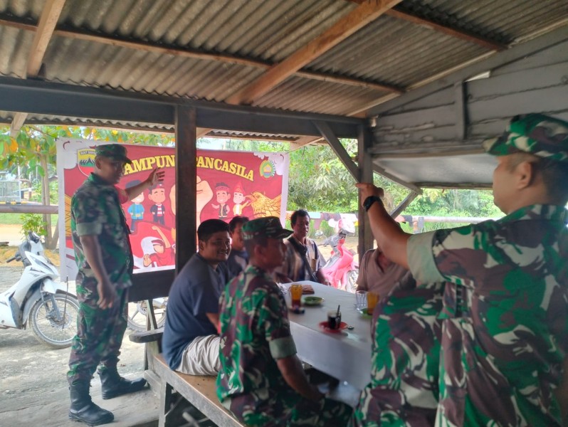 Serda Wiky Hendri Septa Sosialisasikan Nilai-Nilai Pancasila kepada Warga Kampung Pancasila Kelurahan Minas Jaya