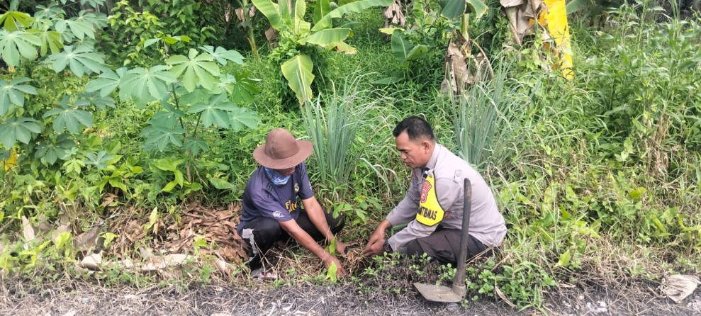 Green Policing Polsek Reteh, Warga Pulau Kecil Diajak Lestarikan Lingkungan