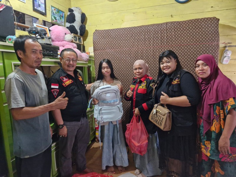 Sempat Putus Asa Tak Lolos SPMB, Air Mata Haru Ayla Pecah Saat GRIB Jaya Pekanbaru Datang Membawa Harapan