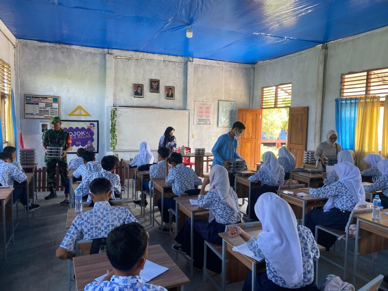 Wujudkan Generasi Sehat, Babinsa Koramil 06/Kateman Kembali Dampingi Program MBG di Sekolah