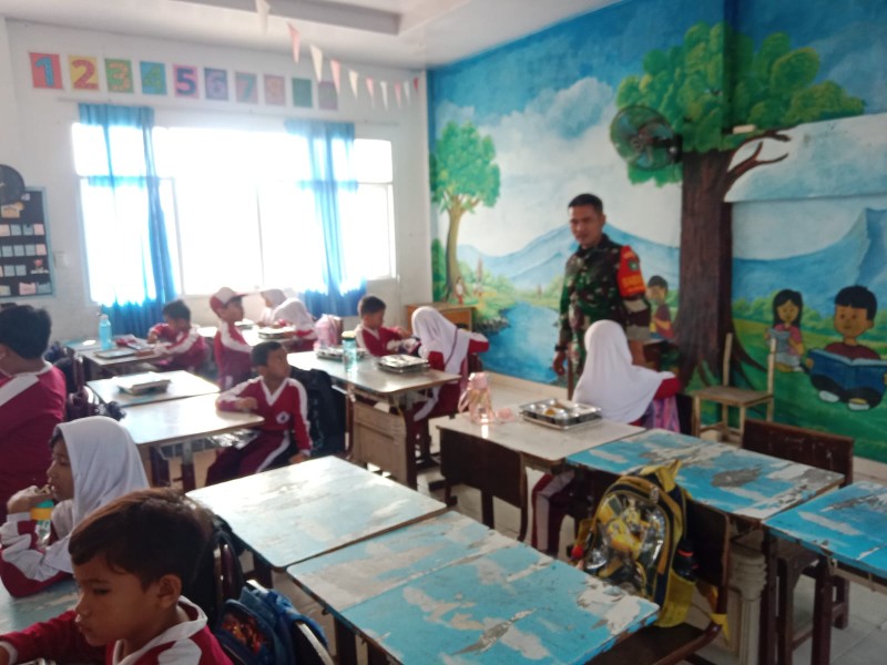 Babinsa Buluh Kasap Kawal Distribusi Makanan Bergizi Gratis bagi 2.118 Pelajar di Dumai