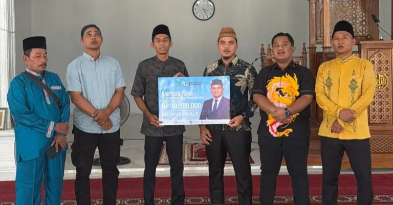 Jumat Berkah, Direktur Utama PT Green Palam Riau Jaya Salurkan Bantuan Uang Tunai 10 Juta untuk Mesjid Syuhada Desa Pangkalan Baru