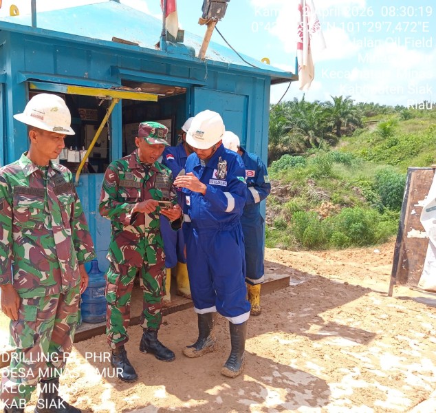 Babinsa Serma Sri Wahyudi dan Serda Haris Pantau Aktivitas Drilling di Minas Timur