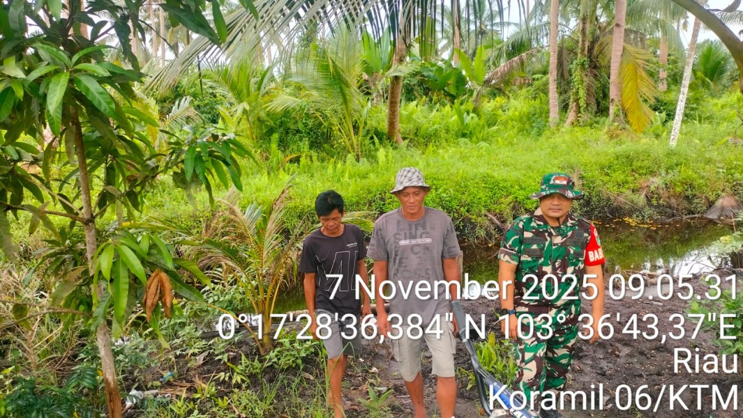Pastikan Wilayah Aman dan Bebas Api, Babinsa Koramil 06/Kateman Gelar Patroli Tapal Batas di Wilayah Binaan