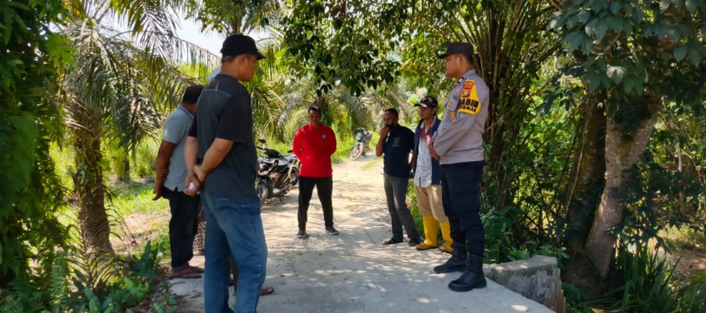 Sentuh Hati Masyarakat, Bhabinkamtibmas Polres Kampar Edukasi Bahaya Karhutla, Polri Hadir untuk Ciptakan Kamtibmas Kondusif dan Lingkungan Sehat!