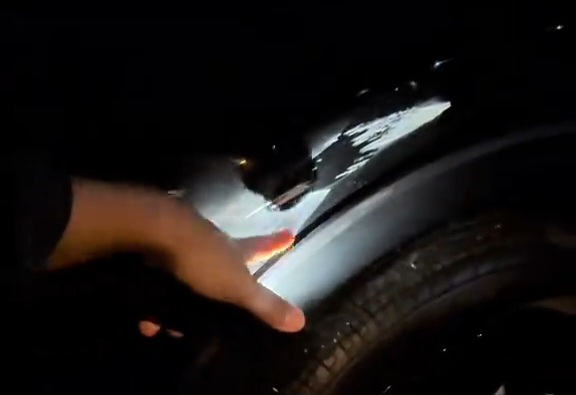 Viral! Pengendara Ngaku Dilempar Batu Pemotor di Rumbai Pekanbaru, Mobil Penyok Parah