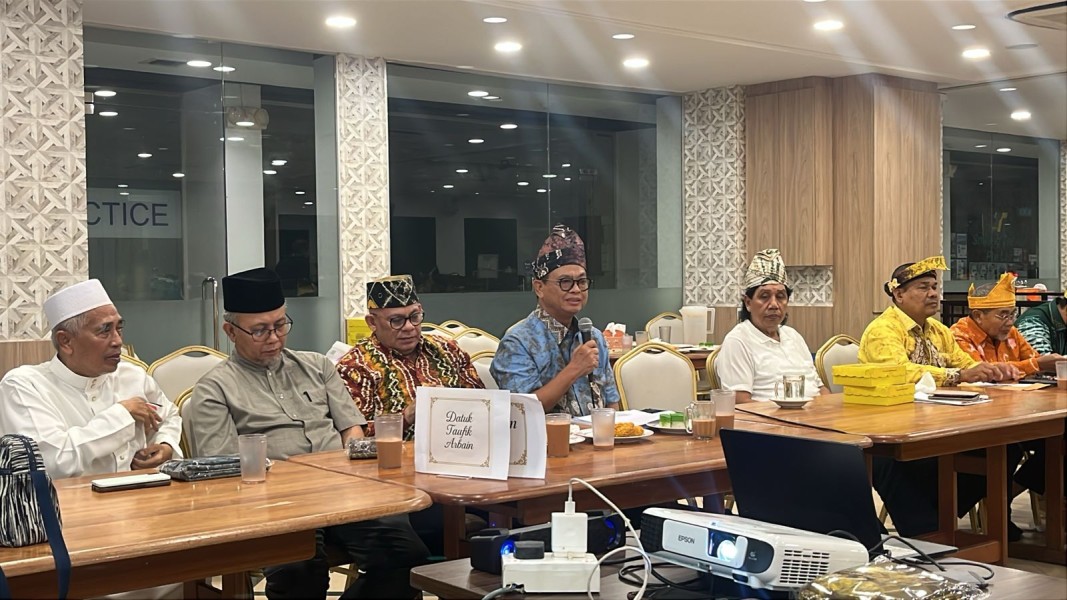 Paman Birin Kukuhkan Pengurus KBB Singapura, Gaungkan Investasi Gaharu untuk Diaspora Banjar