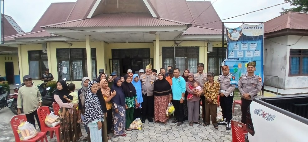 Jumat Berkah, Polsek Kampar Berbagi Rizki Kepada Warga Yang Kurang Mampu