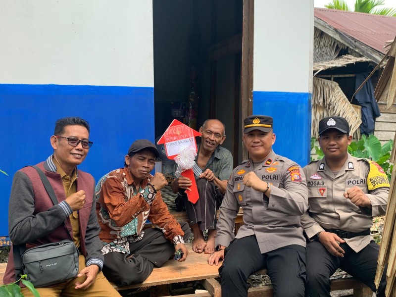 Kisah Haru Polsek Tembilahan Bedah Rumah Pak Samsi, Warga Lumpuh yang Hidup Sendiri