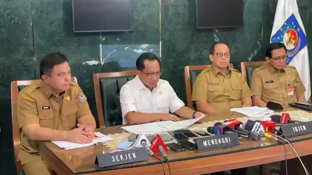 Umroh Saat Bencana, Mendagri Tegas Berhentikan Bupati Aceh Selatan