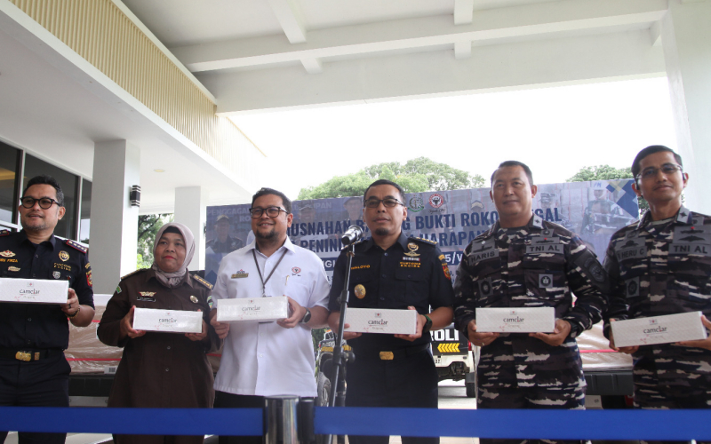 Sinergi Bea Cukai dan TNI AL, 25,6 Juta Batang Rokok Ilegal Dimusnahkan di Riau