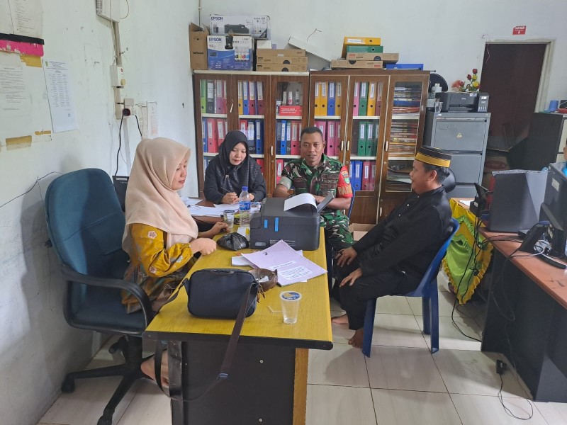 Silaturahmi ke Kantor Desa, Babinsa Koptu Deri Perdana Ajak Tingkatkan Pelayanan kepada Masyarakat
