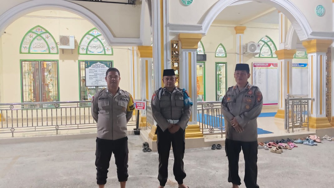 Jalin Kedekatan dengan Masyarakat, Polsek Kampar Gelar Tarawih Keliling di Masjid Al Amir Penyasawan