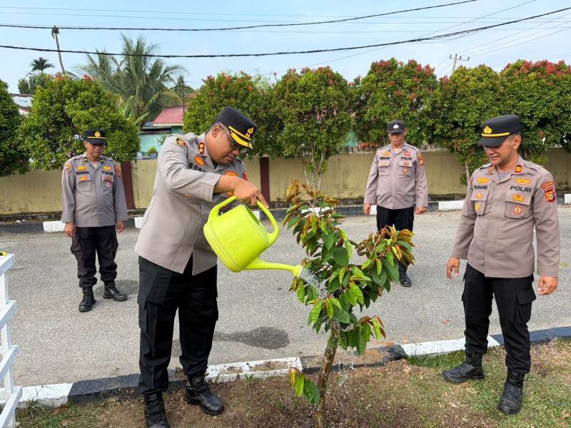 Kapolres Kampar Tanam Pohon Kenitu dari Kapolda Riau di Halaman Mapolres, Dukungan Pelestarian Lingkungan