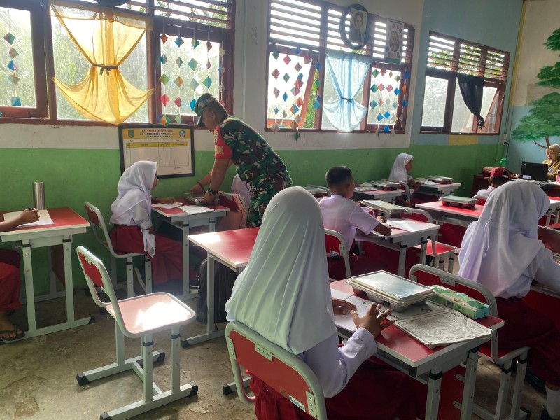 Babinsa Koramil 06/Kateman Kembali Dampingi Kegiatan Makan Bergizi Gratis