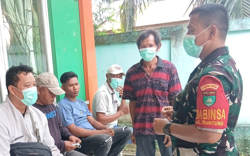 Cegah Karhutla, Babinsa Koramil 02/BK Sosialisasikan Larangan Bakar Lahan di Guntung