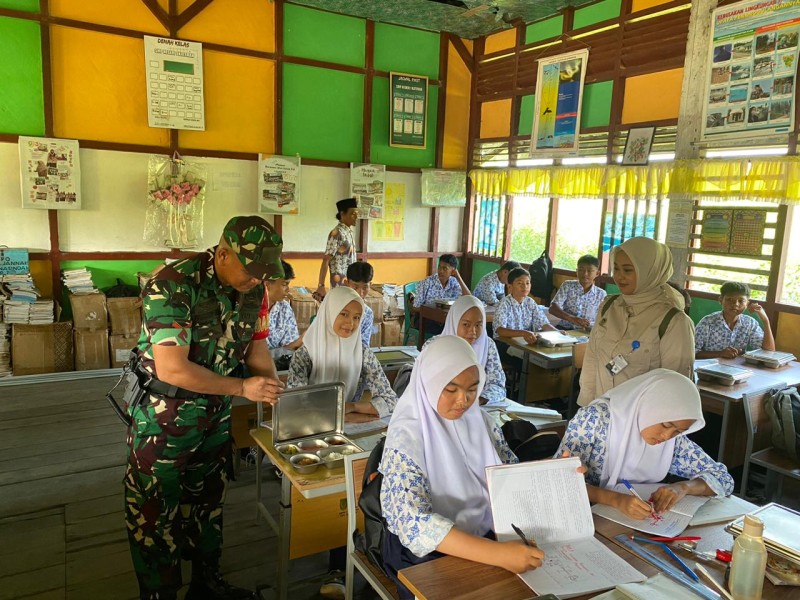 Dukung Program Gizi Anak, Babinsa Koramil 06/Kateman Kembali Dampingi Kegiatan MBG di Sekolah Sekolah