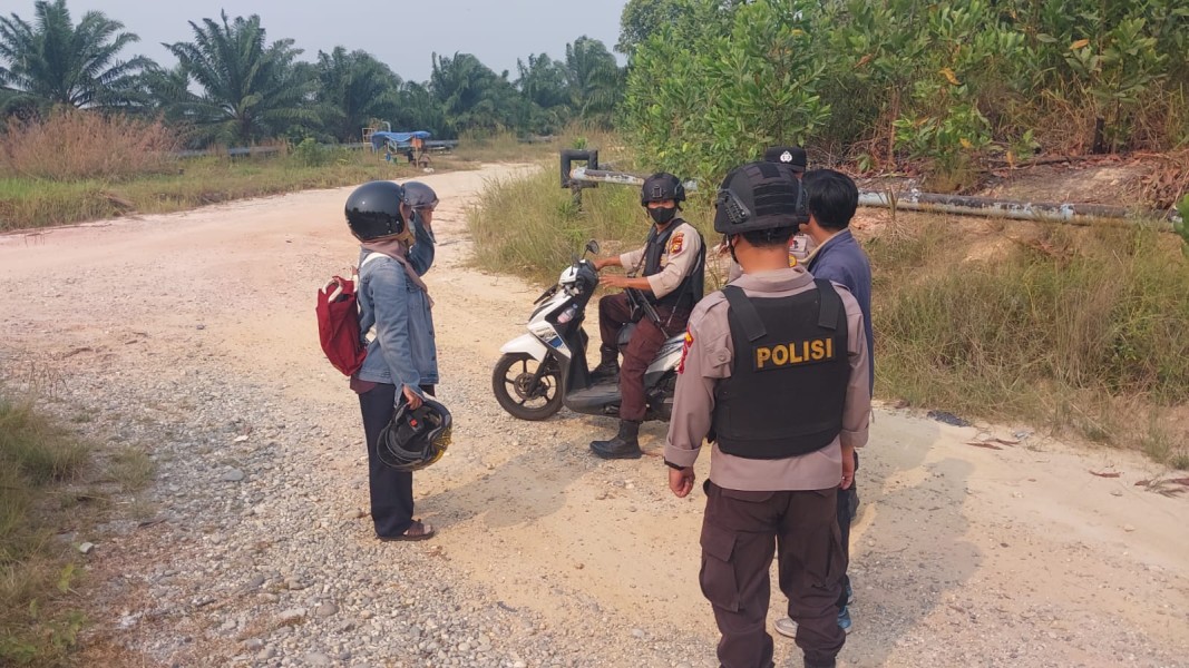 Polsek Minas Respon Cepat Aduan Call Center 110, Bantu Warga Motor Mogok di Jalan Lintas Sumatera