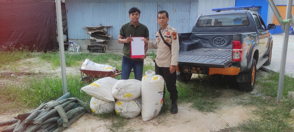 Polsek Sabak Auh Kawal Penyerahan Jagung Pipil Hasil Panen Ketahanan Pangan ke Gudang Bulog