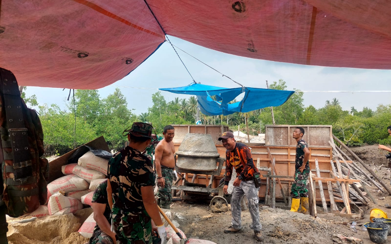 TNI dan Masyarakat Percepat Pengerjaan Jembatan Gantung Garuda