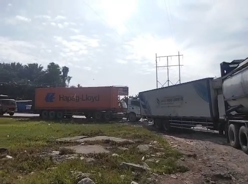 Warga Keluhkan Antrean Solar di SPBU KM 11 Koto Gasib, Truk Perusahaan Disebut Mendominasi