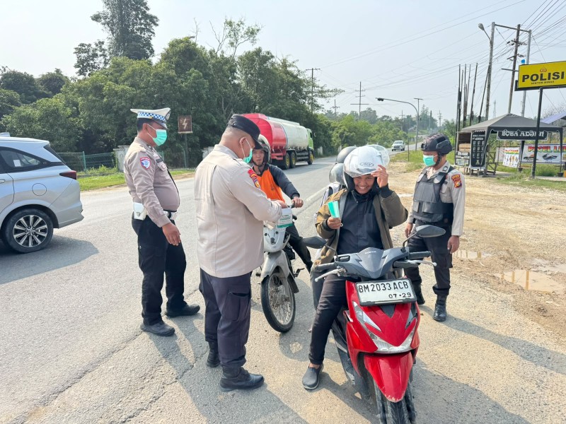 Antisipasi Dampak Kabut Asap, Polsek Minas Rutin Bagikan 100 Masker Kepada Masyarakat